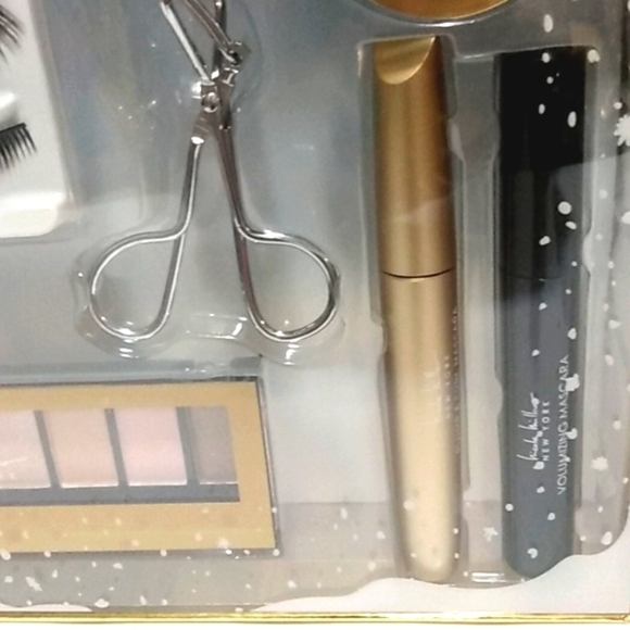 NICOLE MILLER HOLIDAYS IN PARIS 7-PIECE VEGAN MAKEUP ESSENTIALS NWT - Picture 5 of 7